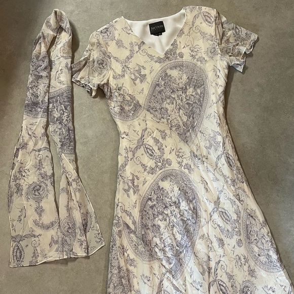 Kay Unger Long Dress. Lined. 
Matching scarf. 
V-neck. Size 10 - Picture 3 of 10